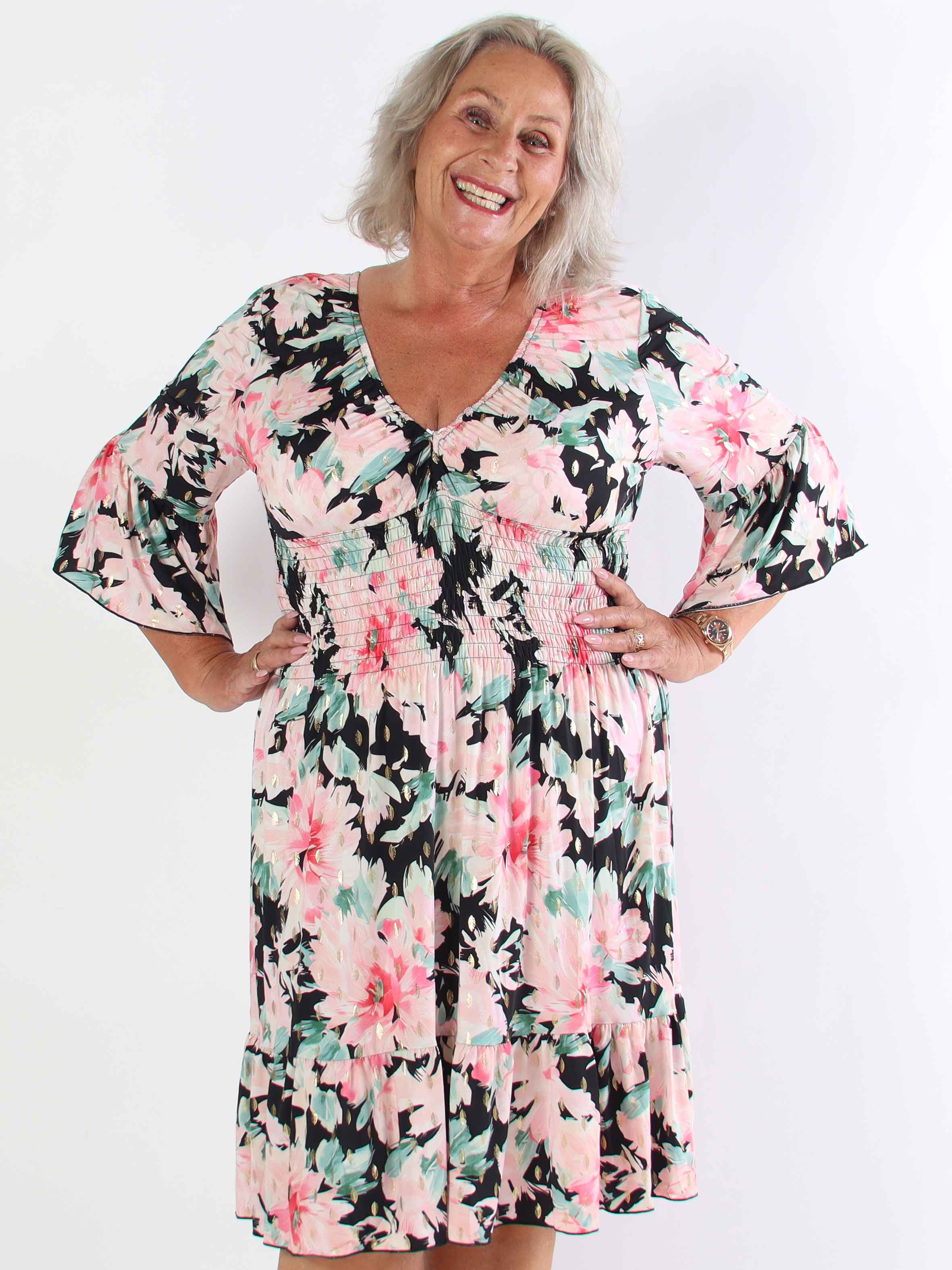 Flora Flower - Blomstret plus size kjole med smock og flæse på ærmet